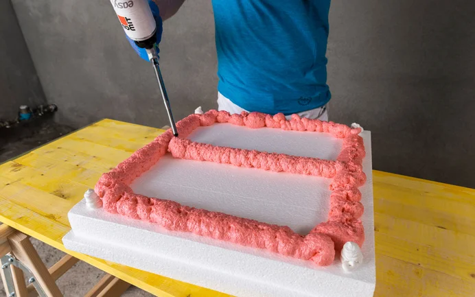 easytop lijmschuim wordt op de EPS-isolatieplaat aangebracht.