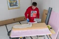 Op de Thermoroom houtvezelisolatieplaat wordt lijmmortel aangebracht.