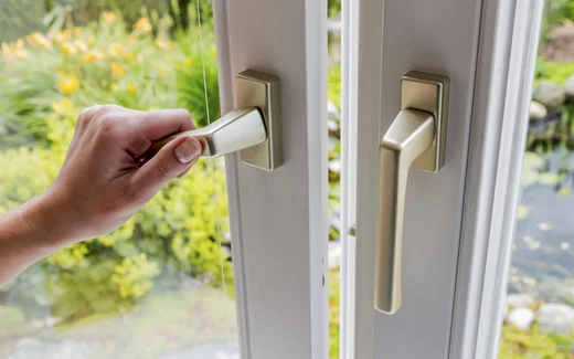 Richtiges Lüften ist wichtig um Schimmel entgegen zu wirken.  Das Fenster wird geöffnet.