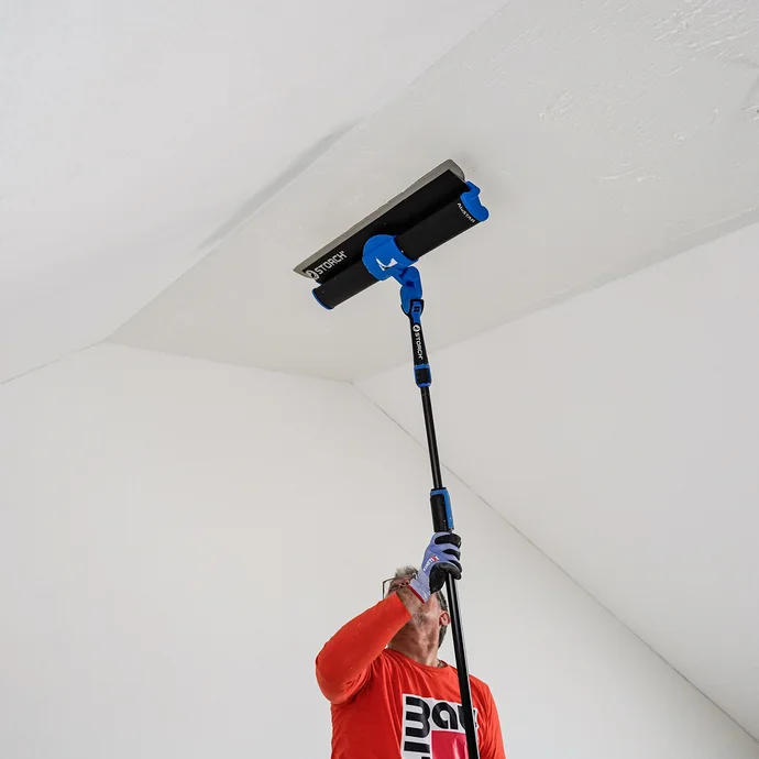 Die Decke wird mithilfe eines Teleskopstiels an der Flexogrip gegl&auml;ttet.