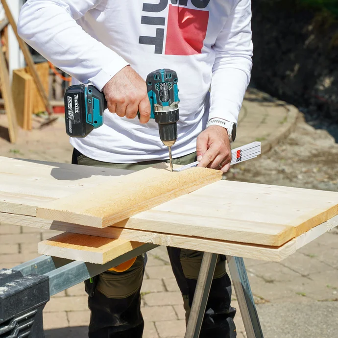 Die verschraubten Schaltafeln werden übereinander gelegt. Es werden Löcher mit einem 6- oder 7-mm-Holzbohrer durch beide Schaltafeln gebohrt.