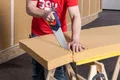 Die Holzfaserdämmmatte kann mit einer Handsäge zugeschnitten werden.