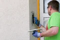Doe-het-zelver pleistert en structureert het dagkant met Munich roughcast.