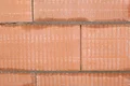 De bakstenen muur is gemetseld met Baumit Metselmortel.