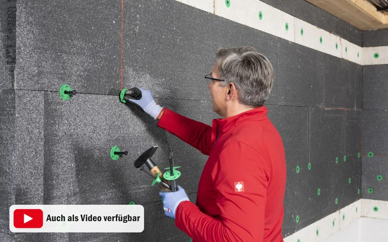 Heimwerker setzt die Thermotop Schlagdübel H2 plus zur Befestigung der EPS-Dämmplatten. Diese Anleitung ist auch als Video verfügbar.