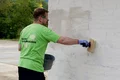Baumit Tiefengrund wordt met een kwast op het metselwerk aangebracht.