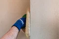 Baumit kalkpleister RK 39 buiten wordt op de muur gevilt.