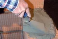 Baumit Metselmortel wordt op de baksteen aangebracht.