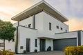 Modern vrijstaand huis gepleisterd met Baumit-kraspleister.