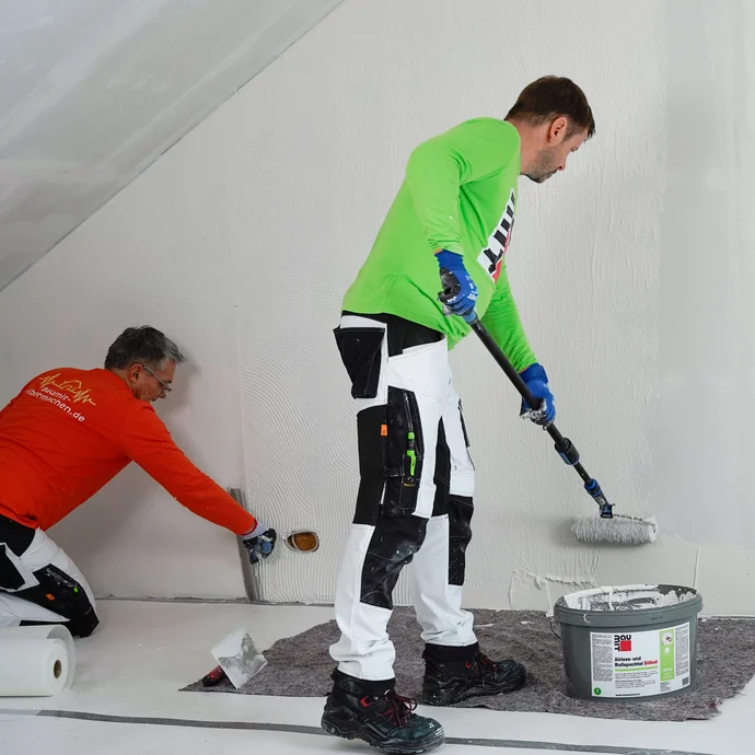 Zwei Handwerker arbeiten gemeinsam.