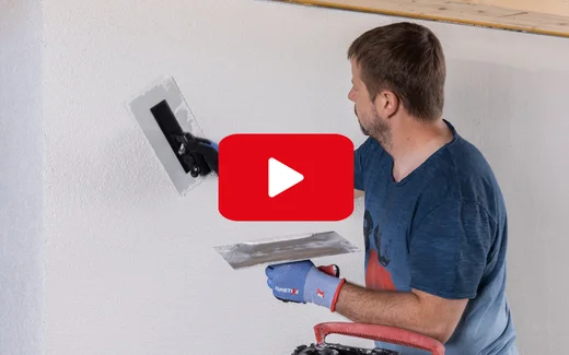 Mann tr&auml;gt Putz auf Innenwand auf, Schritt-f&uuml;r-Schritt-Anleitung f&uuml;r Heimwerkerprojekte mit Baumit-Produkten.