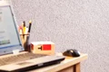 Afgewerkte structuurmuur met Baumit KlimaDekor in een lichte pastelkleur.