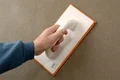 Der Baumit Haftputz wird mit einer Schwammscheibe an der Wand gefilzt bzw. aufgeraut.