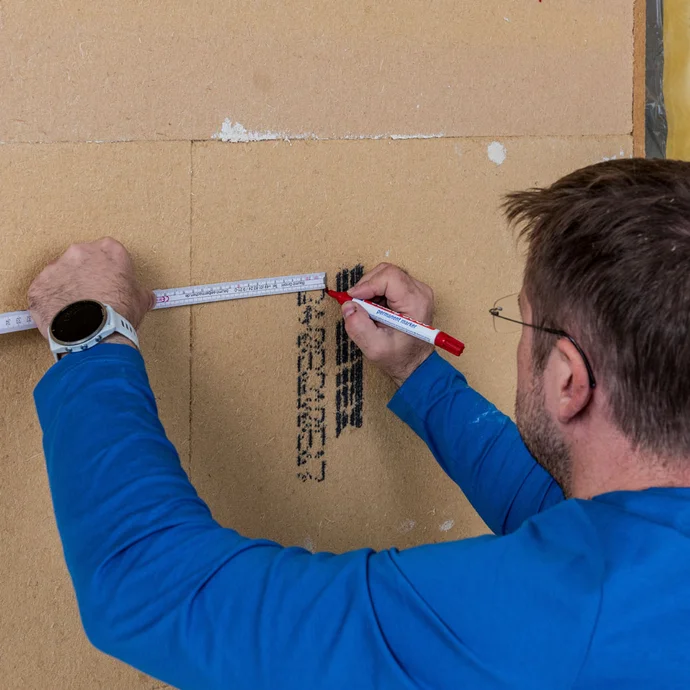 Die Position der Schraubd&uuml;bel Thermotop S1 short werden als erstes auf der Innend&auml;mmung mit Holzfaser markiert.