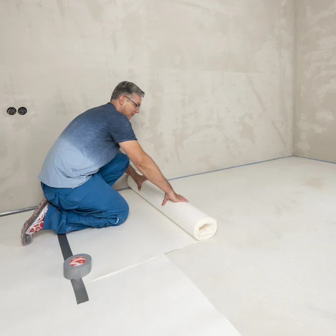 den Boden vor dem Verputzen des Filzputzes an der Wand sch&uuml;tzen