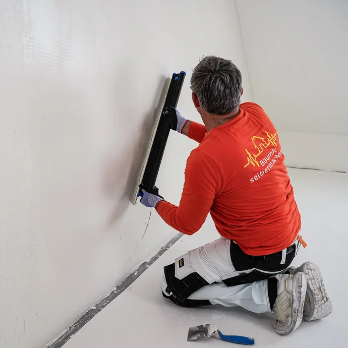 Die Wand wird mit dem Fl&auml;chenspachtel Storch Flexogrip abgezogen.