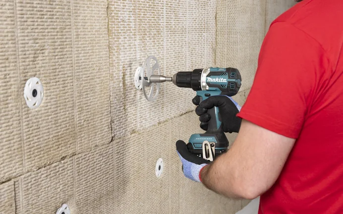 De Thermotop schroefplug S1 wordt nu in de isolatieplaat van minerale wol geschroefd om deze vast te zetten.