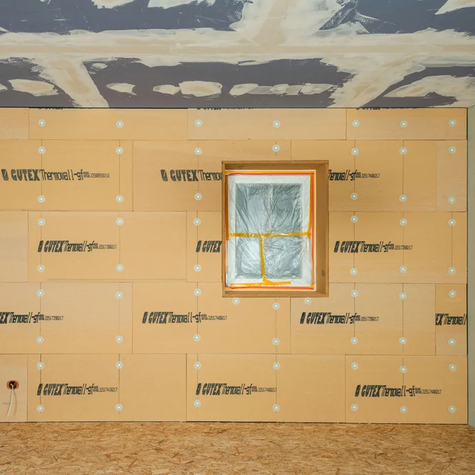 Innendämmung mit Tragkonstruktion bauen: Fertig eingebaute Innendämmung an der Wand mit Fenster.