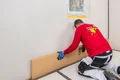 De Thermoroom houtvezelisolatieplaat wordt op de muur gelijmd.