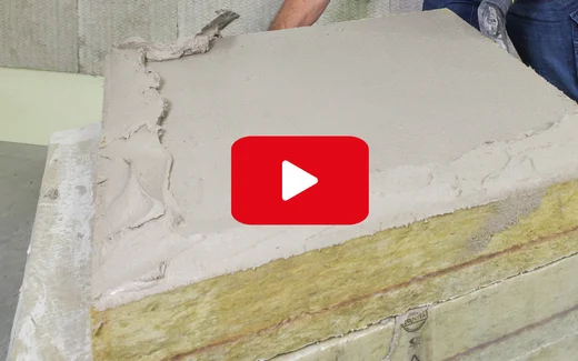 Auftragen von Putz auf eine ged&auml;mmte Wand mit einer Kelle, DIY-Anleitung f&uuml;r Heimwerker auf Baumit.