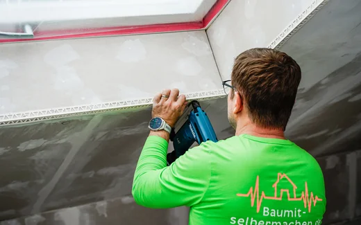 Das zugeschnittene Kantenschutzprofil wird am unteren Abschluss der Dachfensterer&ouml;ffnung angebracht.