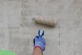 Detailfoto - Diepe grondverf aanbrengen met verfroller.