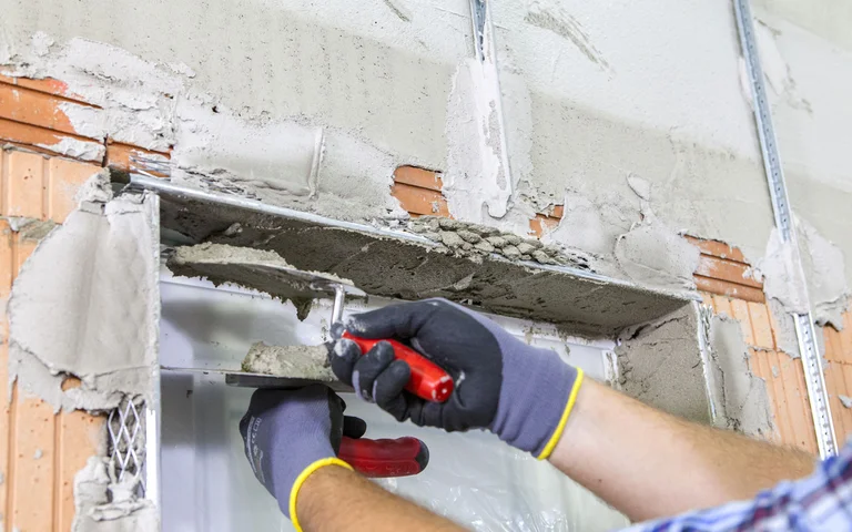 Der Kalkzementputz von Baumit wird an Fensterlaibungen und Türlaibungen aufgezogen.