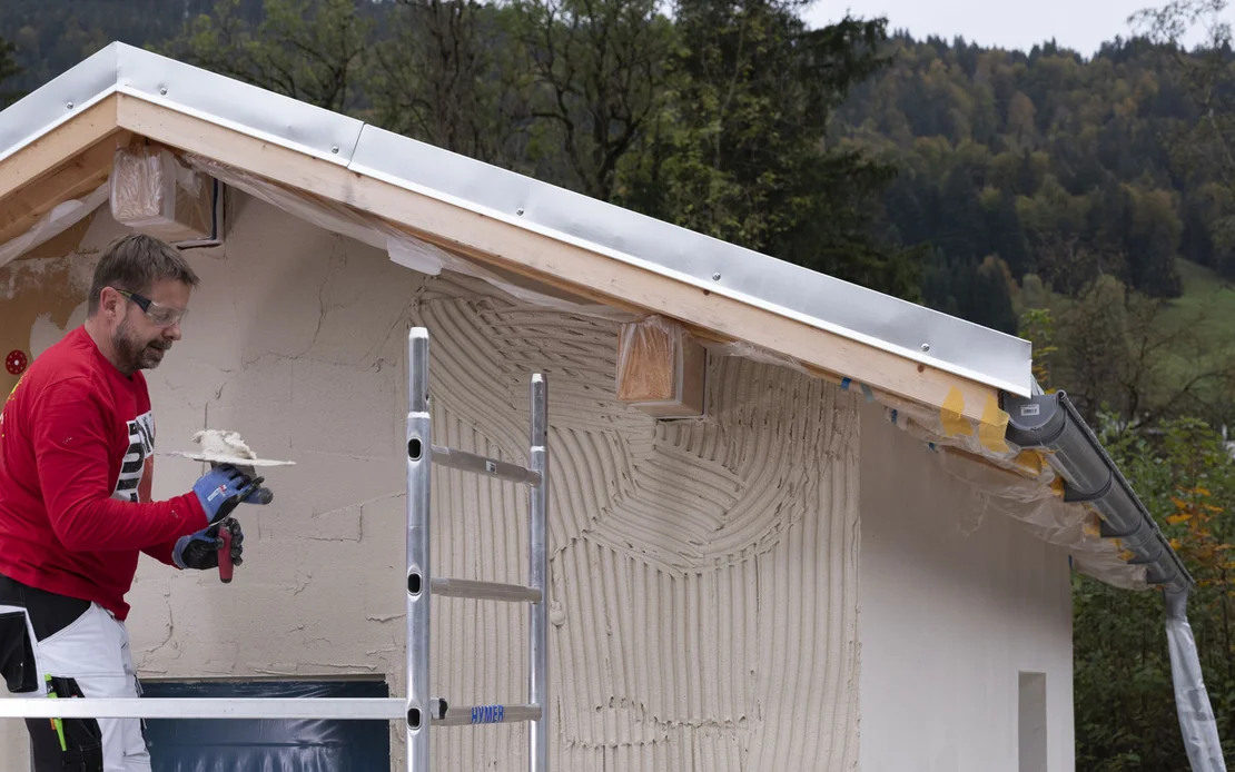 Die Holzfaserd&auml;mmung an der Fassade wird armiert mit Armierungsgewebe und Multicontact.