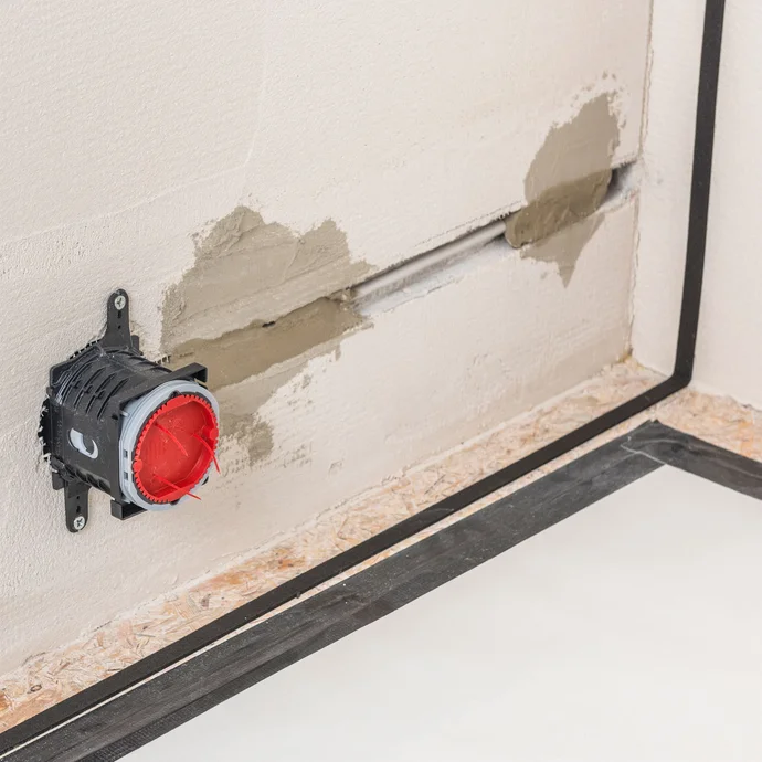 Spezielle Innend&auml;mmungsdose fest am Untergrund befestigt mit Elektrokabel &ndash; Steckdose vor der Verklebung der Baumit Holzfaserd&auml;mmplatten am Untergrund montieren, Baumit Selbermachen Anleitung.