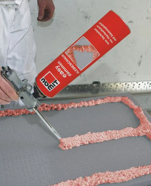 easytop Klebeschaum auf der R&uuml;ckseite der EPS-Fassadend&auml;mmplatte umlaufend aufbringen.