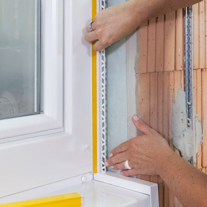 Die Anputzleiste wird an der Fensterbank platziert und angeklebt.